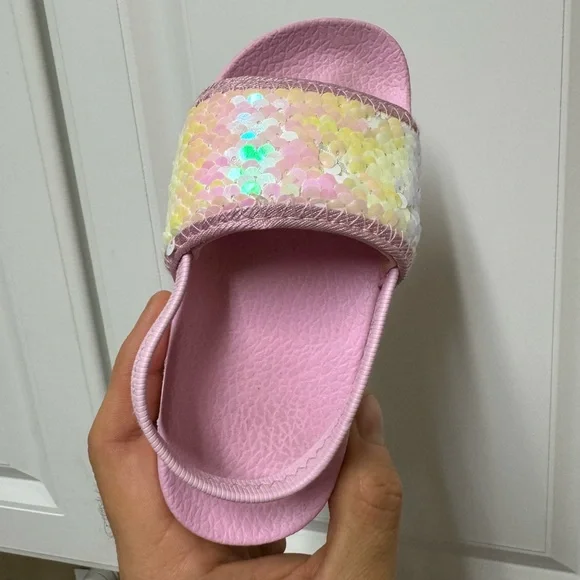 Girls Slides Size 7/8 - Picture 2 of 3